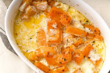 Pişmiş kavrulmuş kabak krema ve parmesan peyniri, yakın çekim ve beyaz şarap ile kekik ile