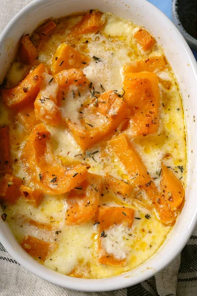 kavrulmuş kabak krem ve beyaz şarap ile parmesan peyniri kase pişmiş lezzetli kısmı hazır  