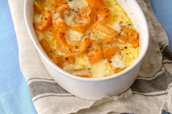 Beyaz kase ile kavrulmuş kabak pişmiş ve ağır krema kekik ve beyaz şarap ile masa örtüsü üzerinde üstten görünüm  