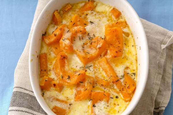 Beyaz kase ile kavrulmuş kabak pişmiş ve ağır krema kekik ve beyaz şarap ile masa örtüsü üzerinde üstten görünüm  