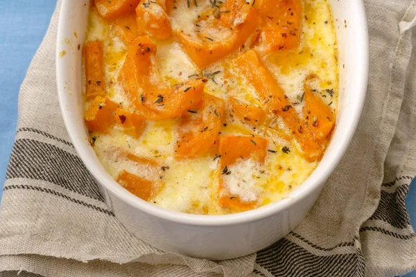 Beyaz kase ile kavrulmuş kabak pişmiş ve ağır krema kekik ve beyaz şarap ile masa örtüsü üzerinde üstten görünüm  