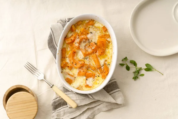 Pişmiş kavrulmuş kabak krema ve kekik ile kase masa örtüsü üzerinde beyaz şarap ile 