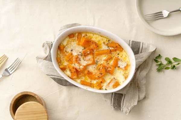 Pişmiş kavrulmuş kabak krema ve kekik ile kase masa örtüsü üzerinde beyaz şarap ile 