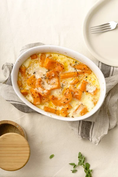 Pişmiş kavrulmuş kabak krema ve kekik ile kase masa örtüsü üzerinde beyaz şarap ile 