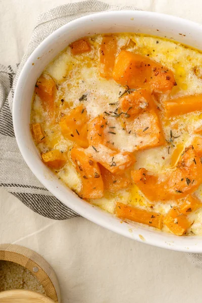 Pişmiş kavrulmuş kabak krema ve parmesan peyniri, yakın çekim ve beyaz şarap ile kekik ile