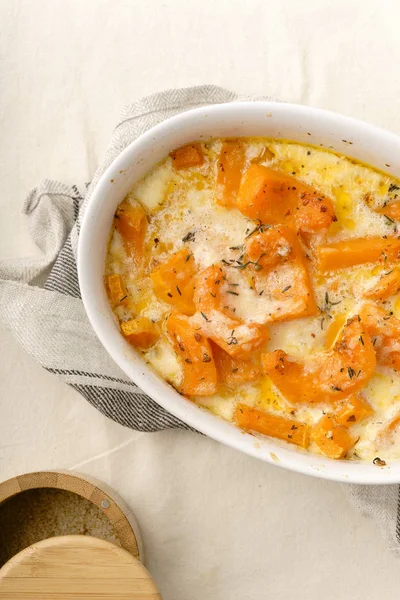 Pişmiş kavrulmuş kabak krema ve parmesan peyniri, yakın çekim ve beyaz şarap ile kekik ile