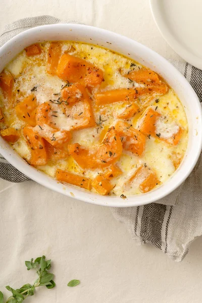 Pişmiş kavrulmuş kabak krema ve parmesan peyniri, yakın çekim ve beyaz şarap ile kekik ile