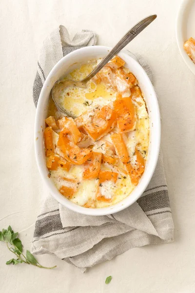 krema ve beyaz şarap ile kekik ile kavrulmuş kabak ile beyaz kase pişmiş 