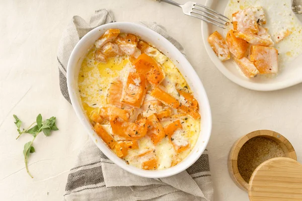 kase ve plaka ile kavrulmuş pişmiş ve ağır krema kekik ve beyaz şarap ile squash 