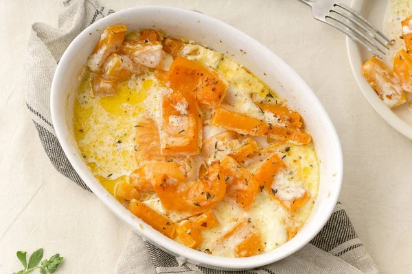 kase ve plaka ile kavrulmuş pişmiş ve ağır krema kekik ve beyaz şarap ile squash 