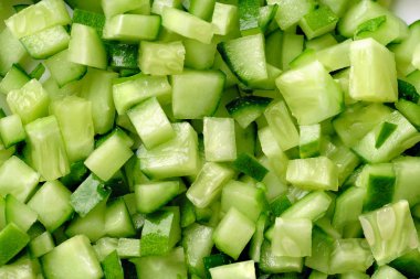 Taze salatalık ince doğranmış salata yemek pişirmek için 