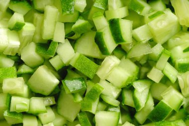 Taze salatalık ince doğranmış salata yemek pişirmek için 