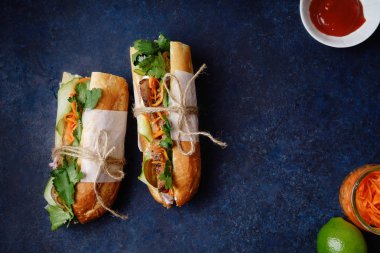 Klasik Banh'da-mi sandviç kasede sos ve cam ile kireç koyu arka plan üzerine rendelenmiş havuç ile 