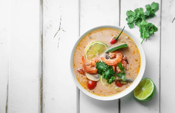 Geleneksel Tay Çorbası Tom Yum Karides Mantarlı Beyaz Rustik Ahşap — Stok fotoğraf