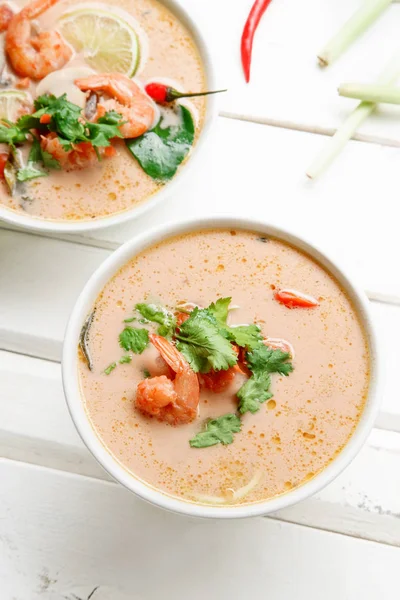 Schüsseln Mit Traditioneller Thai Suppe Tom Yum Mit Garnelen Und — Stockfoto