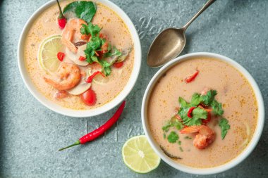 kase ile geleneksel Tay çorbası tom yum karides ve metal tepsi taze limon dilimleri ile servis mantar ile