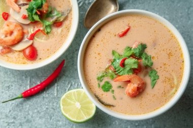 kase ile geleneksel Tay çorbası tom yum karides ve metal tepsi taze limon dilimleri ile servis mantar ile