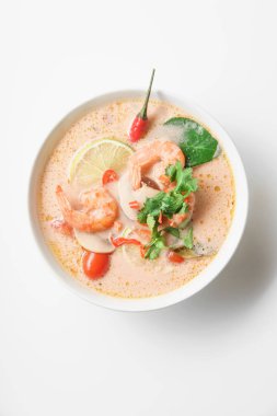 Geleneksel Tay çorbası tom yum karides ve beyaz arka plan üzerinde izole taze limon dilimleri ile servis mantar ile 