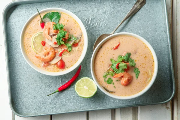 kase ile geleneksel Tay çorbası tom yum karides ve metal tepsi taze limon dilimleri ile servis mantar ile