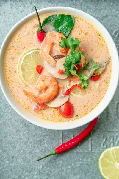 Traditional Thai Soup Tom Yum Shrimps Mushrooms Served Fresh Lime — Stock Photo, Image