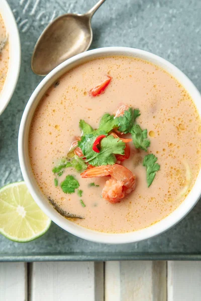 Traditionelle Thailändische Suppe Tom Yum Mit Garnelen Und Pilzen Serviert — Stockfoto