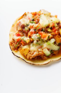 chili con carne ve beyaz arka plan üzerinde izole rendelenmiş peynir ile kızarmış tatlı patates kızarmış lezzetli Meksika taco yakın çekim 
