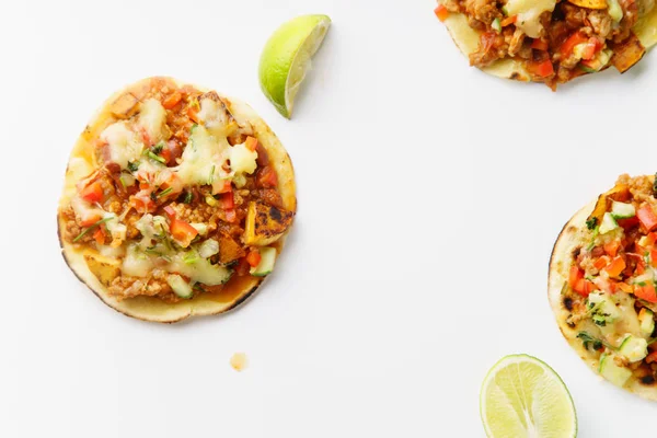 Meksykańskie Tacos Chili Con Carne Wapnem Plastry Białym Tle — Zdjęcie stockowe