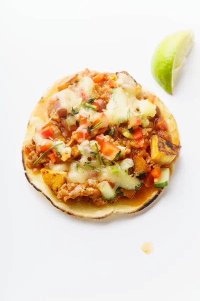 Delicioso Taco Mexicano Parrilla Con Rodaja Lima Aislada Sobre Fondo —  Fotos de Stock