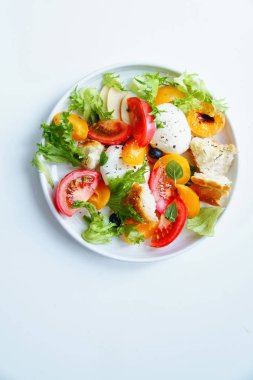 Mozzarella peyniri, tost baget, domates ve Erik panzanella salatası üstten görünüm taş zemin üzerine