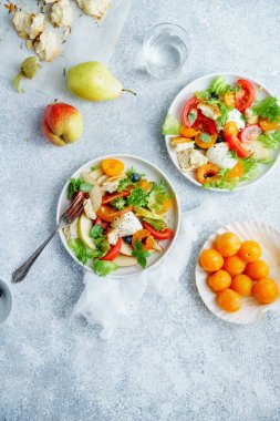 Mozzarella peyniri, tost baget, domates ve Erik panzanella salatası üstten görünüm taş zemin üzerine