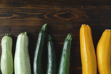 Sonbahar hasat çeşitli ahşap arka plan üzerinde squash ve kabak. Üstten görünüm