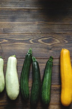 Sonbahar hasat çeşitli ahşap arka plan üzerinde squash ve kabak. Kopya alanı ile üstten görünüm