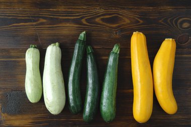 Sonbahar hasat çeşitli ahşap arka plan üzerinde squash ve kabak. Üstten görünüm