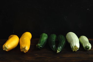 Sonbahar hasat çeşitli ahşap arka plan üzerinde squash ve kabak. Kopya alanı ile yan görünüm