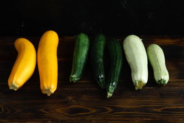 Sonbahar hasat çeşitli ahşap arka plan üzerinde squash ve kabak. Kopya alanı ile yan görünüm