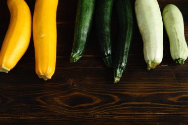 Sonbahar hasat çeşitli ahşap arka plan üzerinde squash ve kabak. Kopya alanı ile üstten görünüm