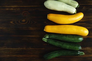 Sonbahar hasat çeşitli ahşap arka plan üzerinde squash ve kabak. Kopya alanı ile üstten görünüm