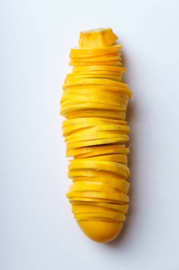Beyaz arka plan üzerinde izole sarı kabak dilimleri yığını