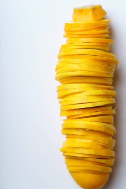 Beyaz arka plan üzerinde izole sarı kabak dilimleri yığını