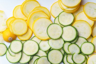 Dilimlenmiş kabak sarı ve beyaz zemin üzerine yeşil kabak yığını