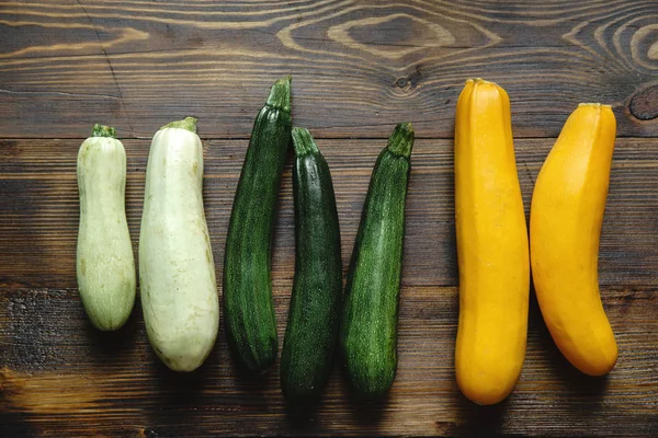 Sonbahar hasat çeşitli ahşap arka plan üzerinde squash ve kabak. Üstten görünüm