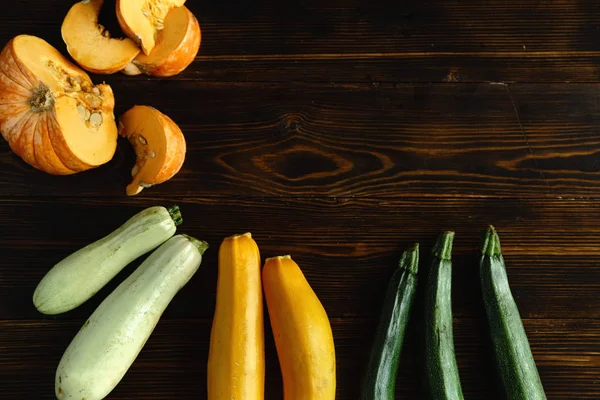 Herbst Ernte Kürbisse Und Zucchini Sorten Auf Holz Hintergrund Ansicht — Stockfoto
