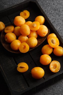 Tatlı yaz Sarı Erik ahşap tepsi, üstten görünüm 