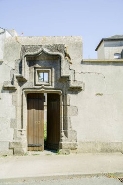 Güzel eski kapı adlı Fransız ortaçağdan kalma şehir