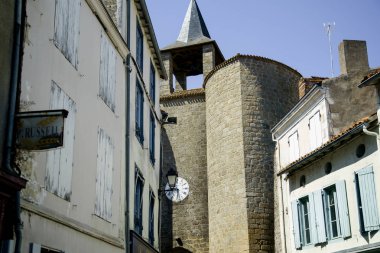 Sokaklar ve binalar Ortaçağ tarihi kent güneşli yaz gününde Fransız