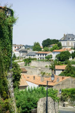 Kırsal yaz manzara kiremit çatılar binaların ve doğa bayındır ile Fransız  