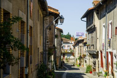 Sokaklar ve binalar Ortaçağ tarihi kent güneşli yaz gününde Fransız