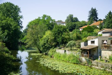 Kırsal yaz manzara kiremit çatılar binaların ve doğa bayındır ile Fransız  
