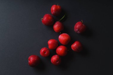 Kırmızı tatlı kiraz Erik koyu arka planda, üstten görünüm 