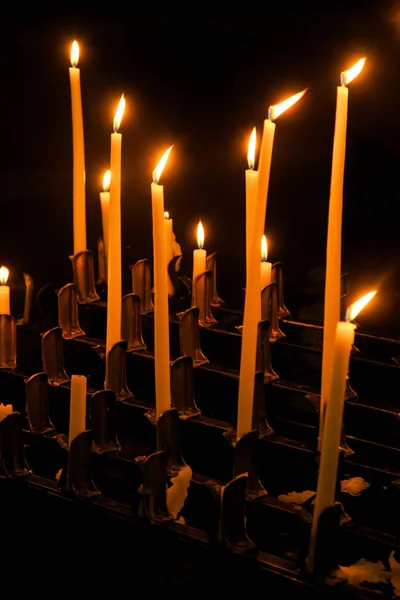 Candele Alte Cattedrale Cattolica Sfondo Scuro — Foto Stock